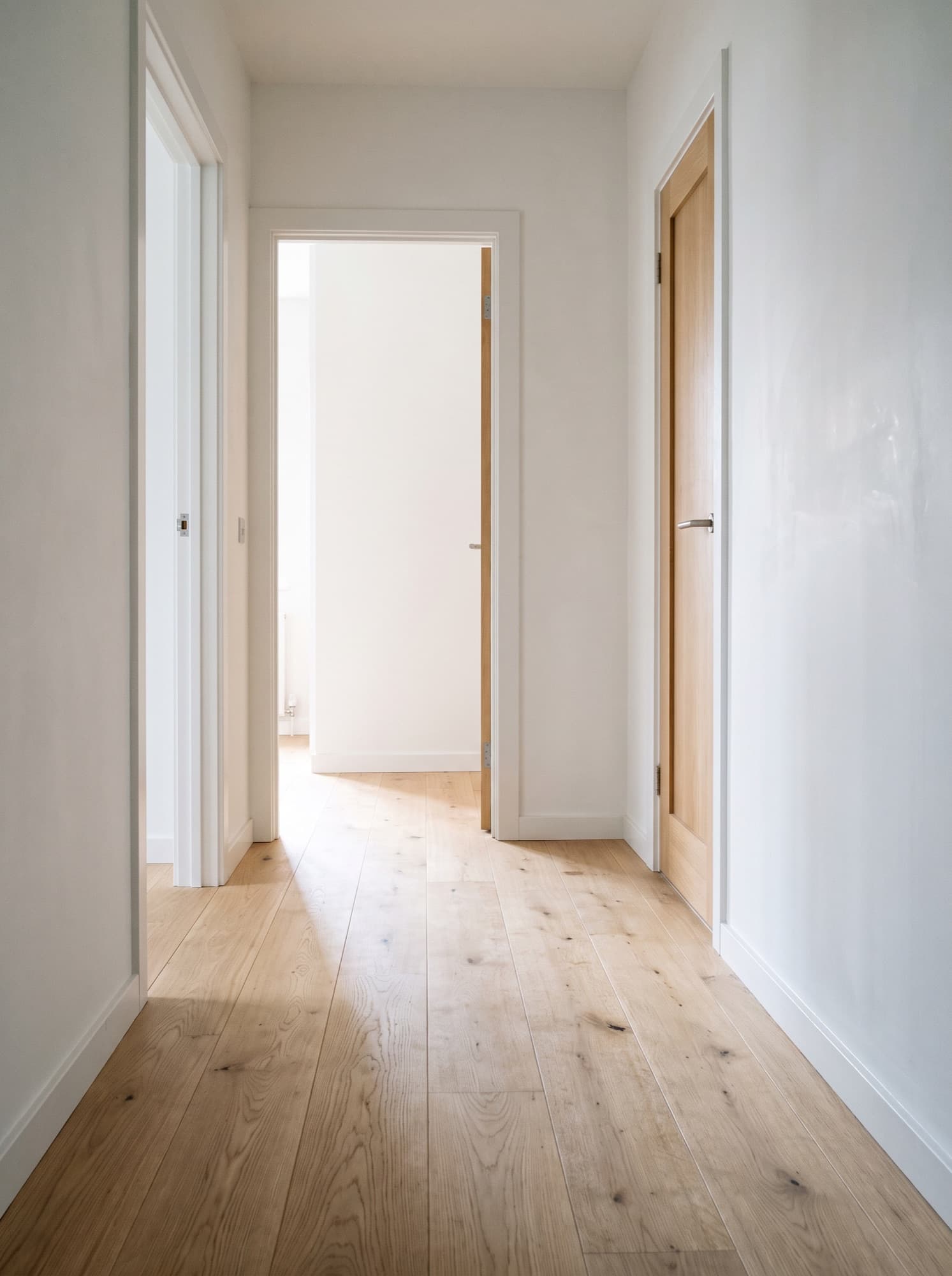 Nylagt ljust trägolv i en hall
